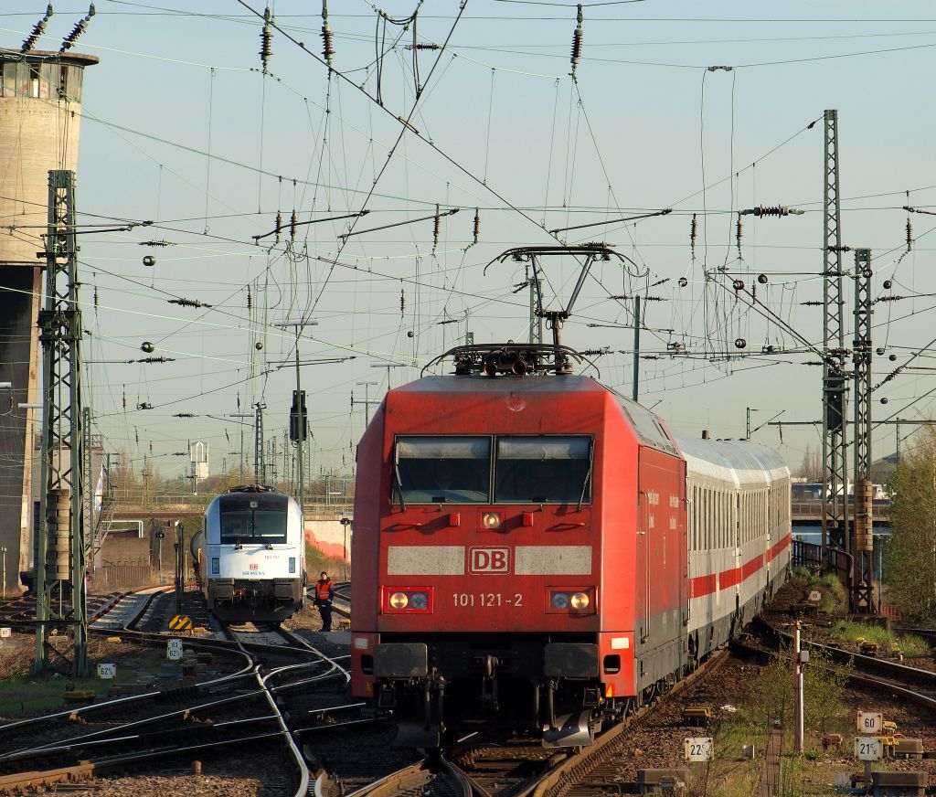 Mit dem IC 2228 am Haken fuhr 101 121-2 aus Dortmund in den Bahnhof von Hamburg-Altona ein.