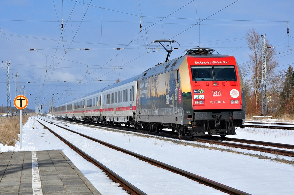 Mit dem IC 2287 rauscht die 101 016 am 22.03.2013 durch Bentwisch ihrem nchsten Halt Rostock Hbf entgegen.