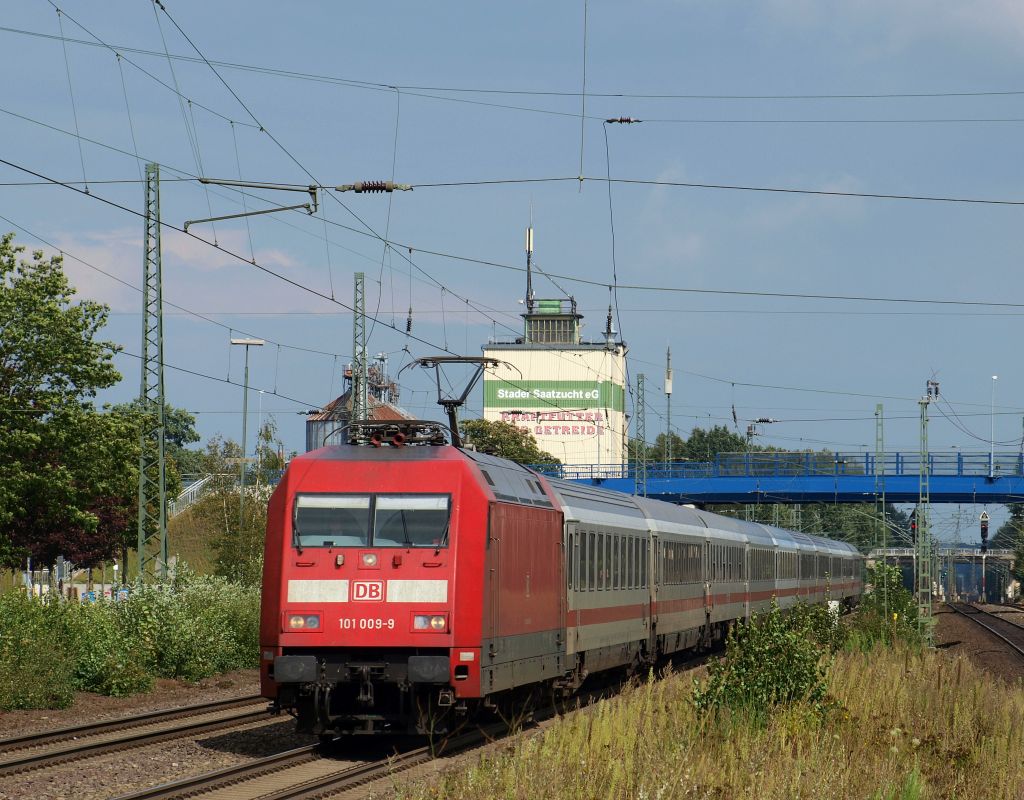 Mit dem IC 2329 von Kiel nach Nrnberg Hbf rollte 101 009-9 durch Tostedt am 28.8.11.