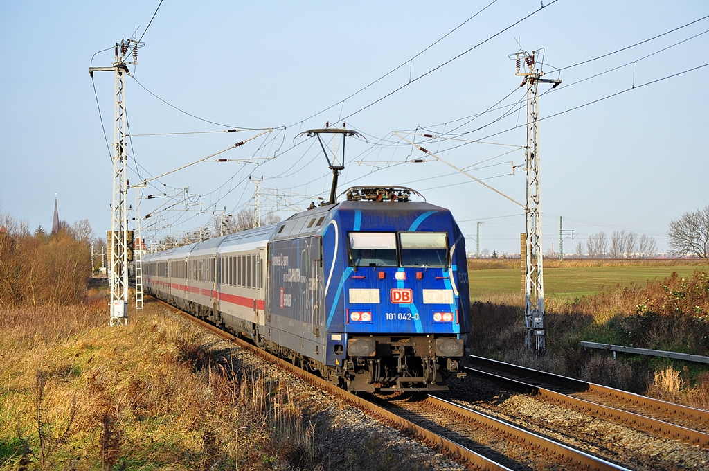 Mit dem IC 2377 nach Frankfurt(Main) hat die 101 042 am 28.11.2011 soeben Rostock verlassen.