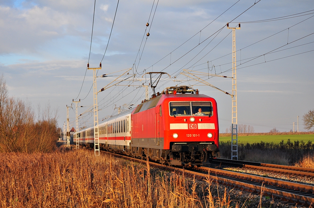 Mit dem IC 2409(Rostock-Kln) rollt die 120 101 durch Sildemow ihrem nchsten Halt Btzow entgegen.