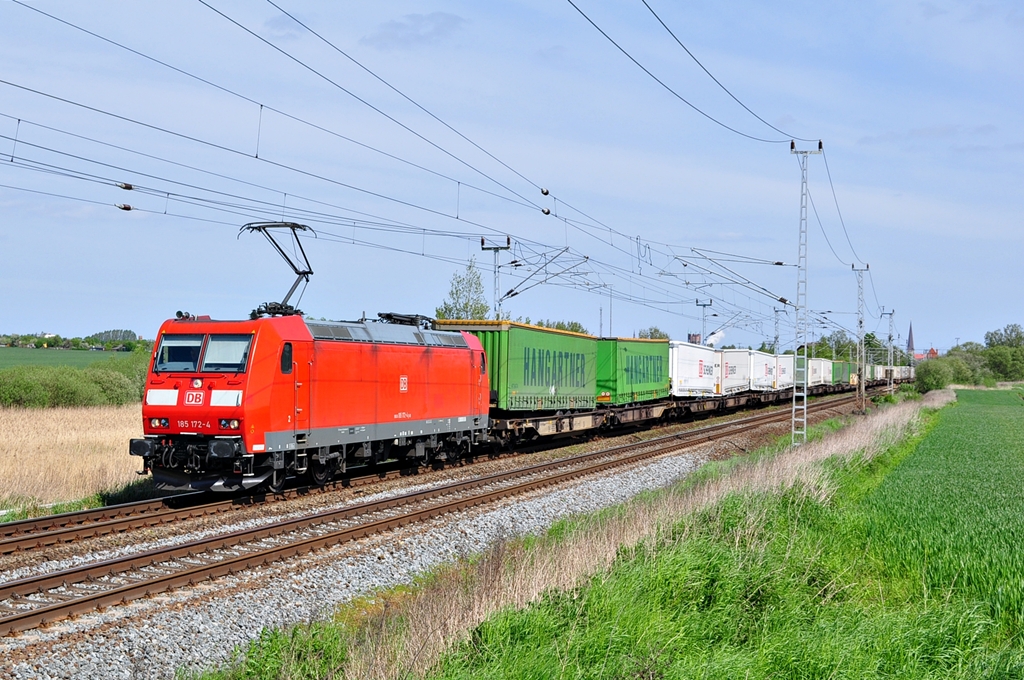 Mit dem KT 42149 (Rostock Seehafen-Verona Q.E) rollt die 185 172 am 14.05.2012 durch Sildemow.