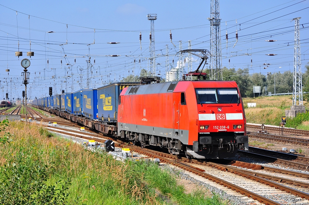 Mit dem KT 42155 nach Verona Q.E. verlsst die 152 038 am 16.09.2012 Rostock seehafen.