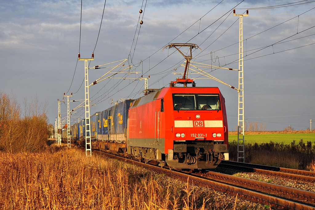 Mit dem KT 42155(Rostock Seehafen-Verona Q.E.) rollt die 152 031 am 25.11.2012 durch Sildemow.