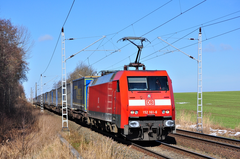 Mit dem KT 43761 (rostock Seehafen-Novara Boschetto) rauscht die 152 161 am 01.03.2013 durch Sildemow.