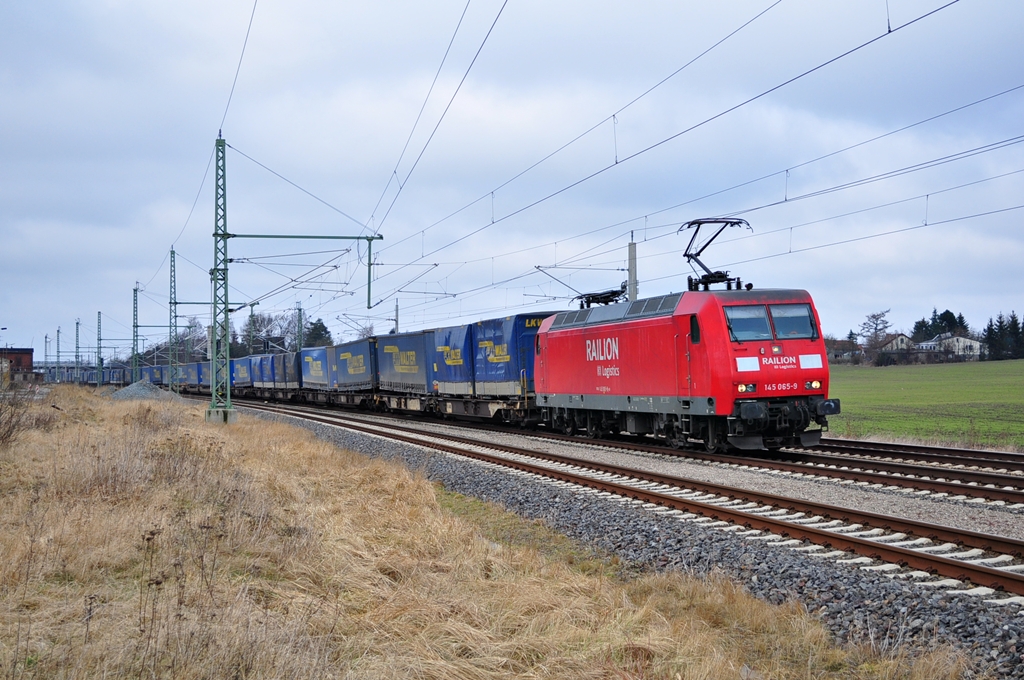 Mit dem KT 43773 nach Novara rauscht die 145 065 durch Kavelstorf.