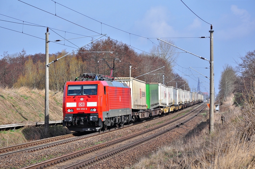 Mit dem KTB 42149 rollt die 189 059 am 17.04.2013 durch Sildemow in Richtung Schwerin.