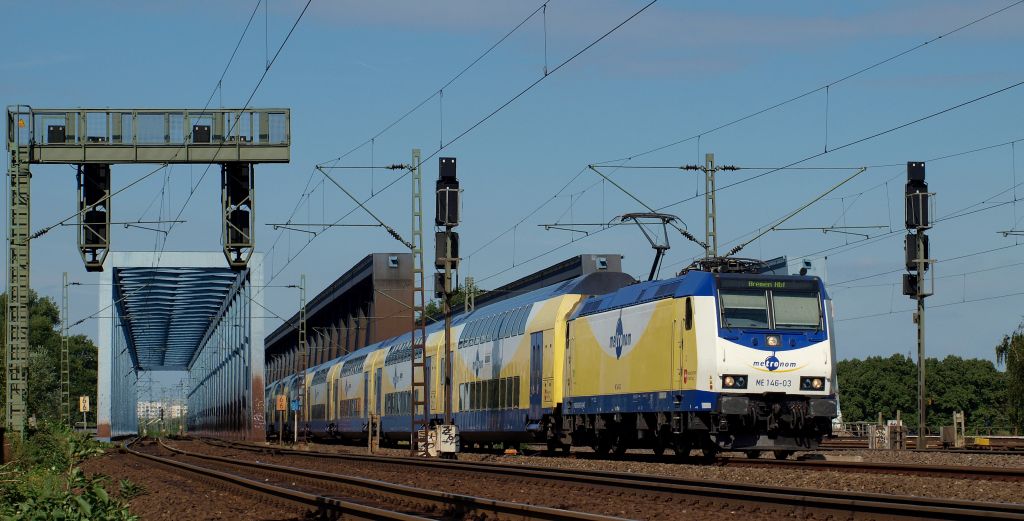 Mit dem Metronom nach Bremen Hbf am Haken rollte ME 146-03 ber die Sderelbbrcken und wird gleich den Bahnhof Hamburg-Harburg erreichen.