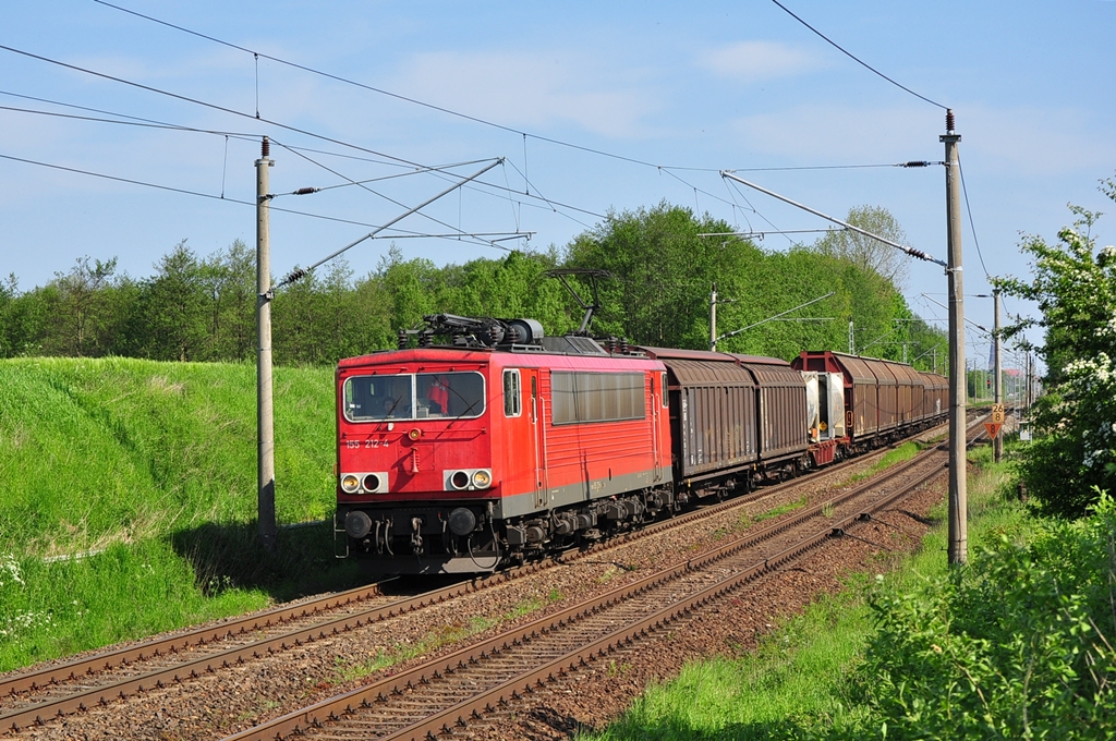 Mit dem nur Sonntags verkehrenden Gterzug 52673(Rostock Seehafen-Seddin) ist die 155 212 unterwegs.Geknipst am 20.05.2012 in Sildemow.