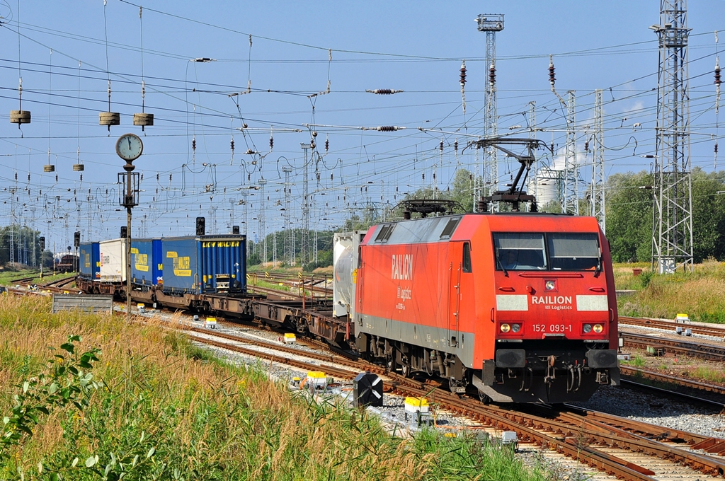 Mit dem nur Sonntags verkehrenden KLV-Zug 50272 von Rostock Seehafen nach Hamburg-Billwerder startet die 152 093 am 16.09.2012 ihre Reise .