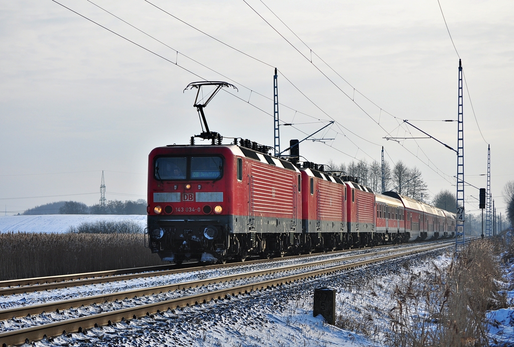 Mit dem Pbz aus Cottbus rollt am 16.01.2013 die 143 834 durch Sildemow in Richtung Rostock.Im Schlepp hat sie die Cottbuser 143 589 und 143 843 sowie einen Aby-Wagen und 6 Dbuz Dostos.