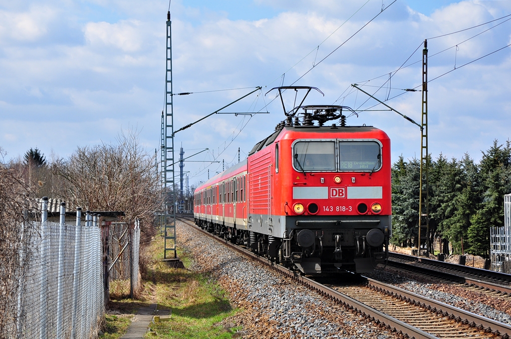 Mit dem RE 18 aus Cottbus rollt die 143 818 am 07.04.2013 durch Dresden-Stetzsch.