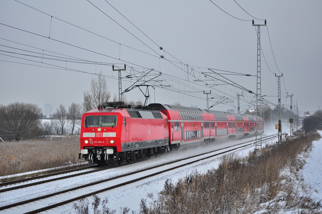 Mit dem RE 4308 rollt die 120 206 am 13.01.2013 durch Sildemow in Richtung Hamburg.