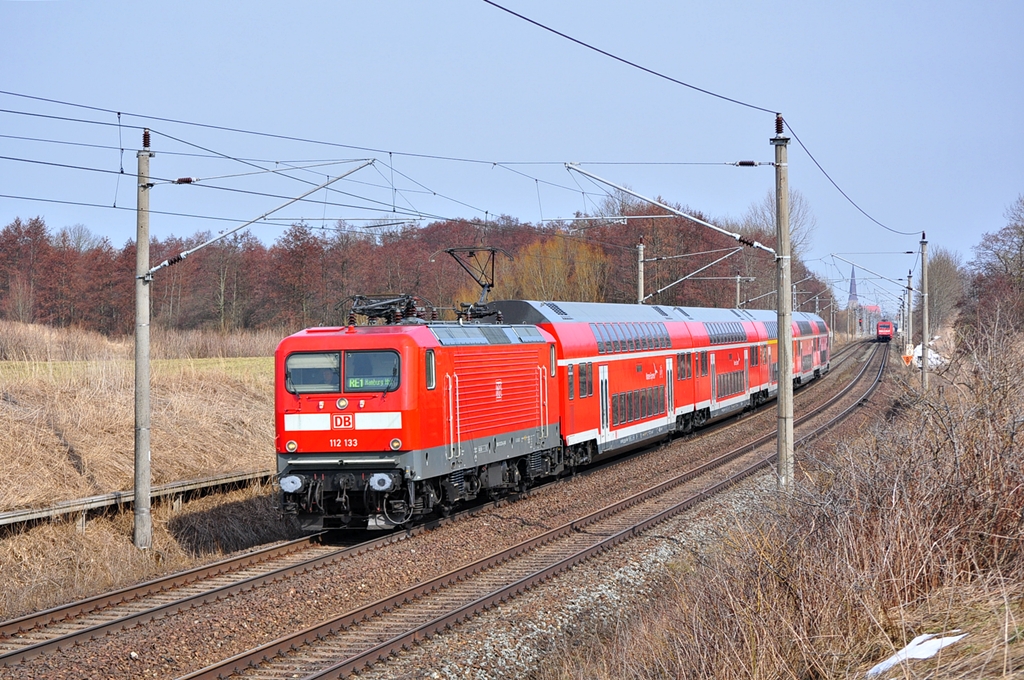 Mit dem RE 4308 (Rostock-Hamburg) rollt die 112 133 am 09.04.2013 durch Sildemow. 