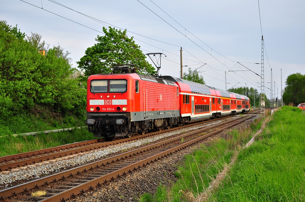 Mit dem RE 5 aus Lutherstadt Wittenberg rollt die 114 033 ihrem Endbahnhof Rostock entgegen.Kurz vor dem Ziel wurde sie in Sildemow abgepasst.