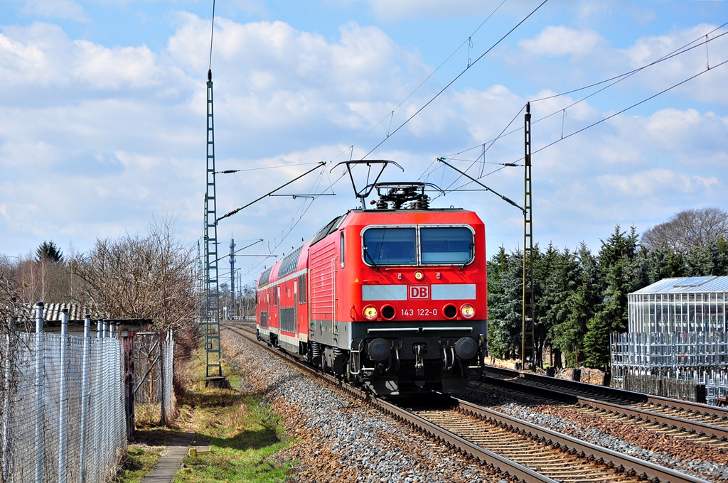 Mit dem RE aus Hoyerswerda saust die 143 122 am 07.04.2013 durch Dresden-Stetzsch ihrem Ziel Dresden Hbf entgegen. 