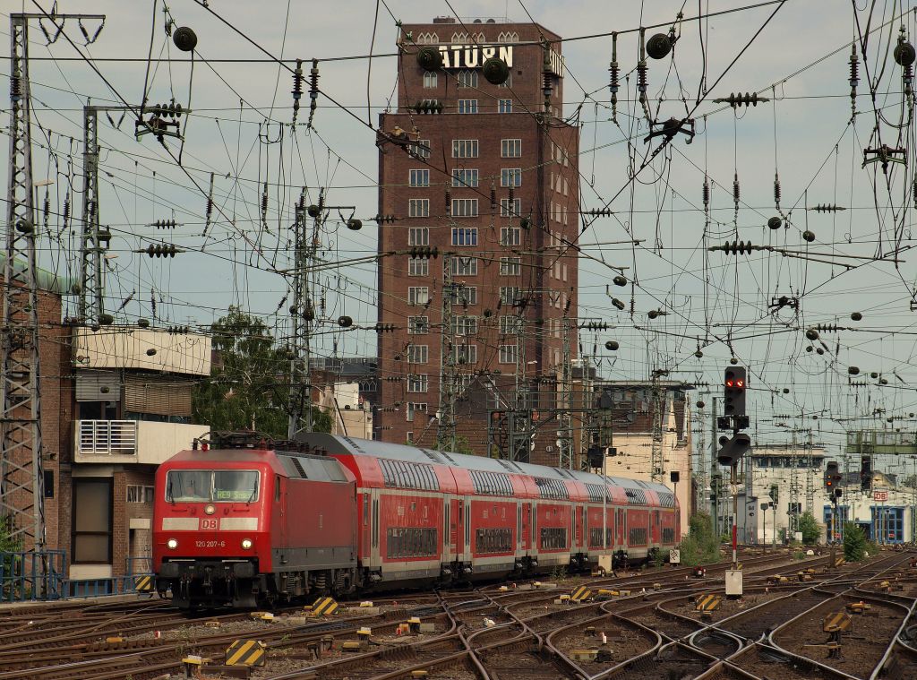 Mit dem RSX am Haken rollte am 16.7.11 120 207-6 in den Klner Hbf.