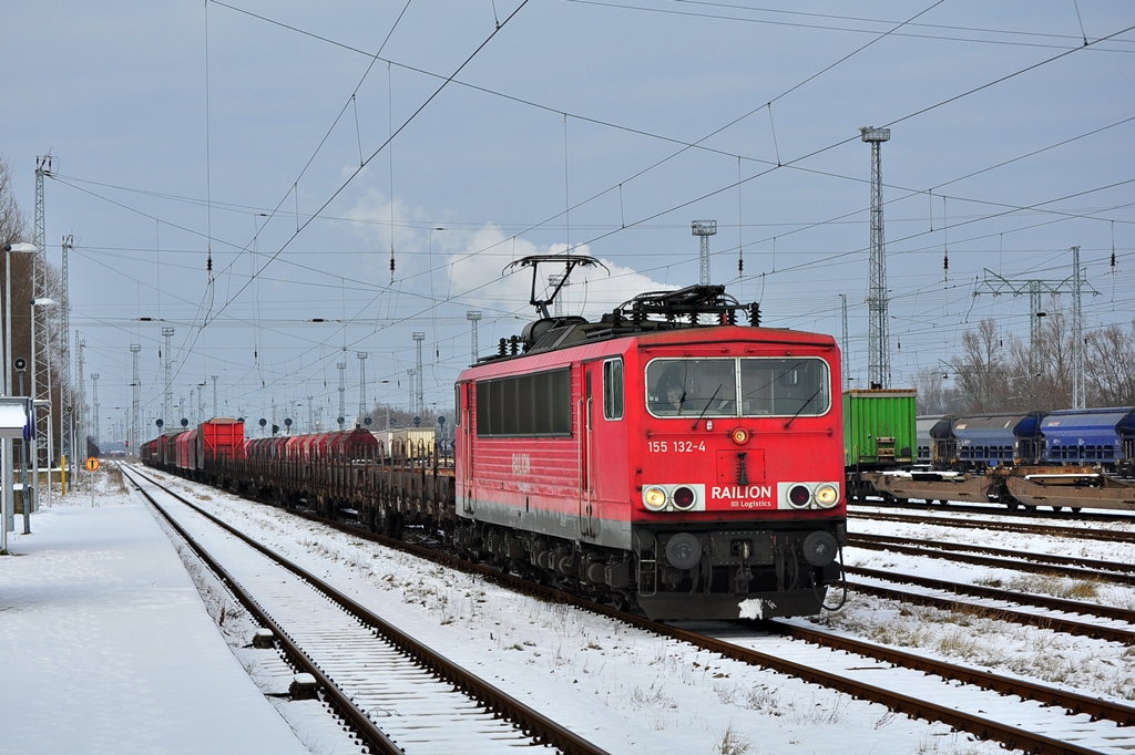 Mit dem Schadwagenzug 52953(Rostock Seehafen-Eberswalde) steht die 155 132 abfahrbereit am 11.02.2013 in WRS.