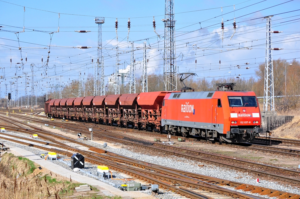 Mit dem Schadwagenzug 52978(Rostock Seehafen-Eberswalde) verlsst am 19.03.2012 die 152 037 Rostock.