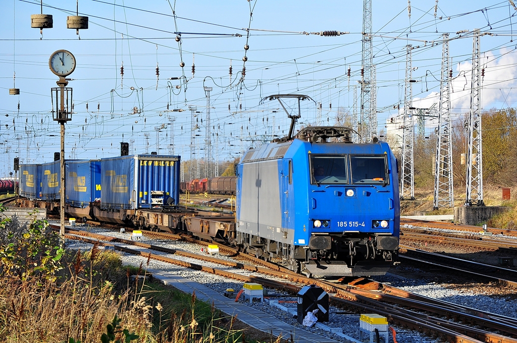 Mit dem TEC 43761 nach Seelze verlsst die 185 515 am 28.11.2011 Rostock-Seehafen.