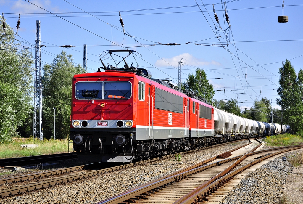 Mit dem Zementzug aus Rdersdorf rauscht die MEG 703( 155 184) am 22.08.2011 in den Bhf Rostock Seehafen.Mitgeschleppt wurde die MEG 707(155 230).