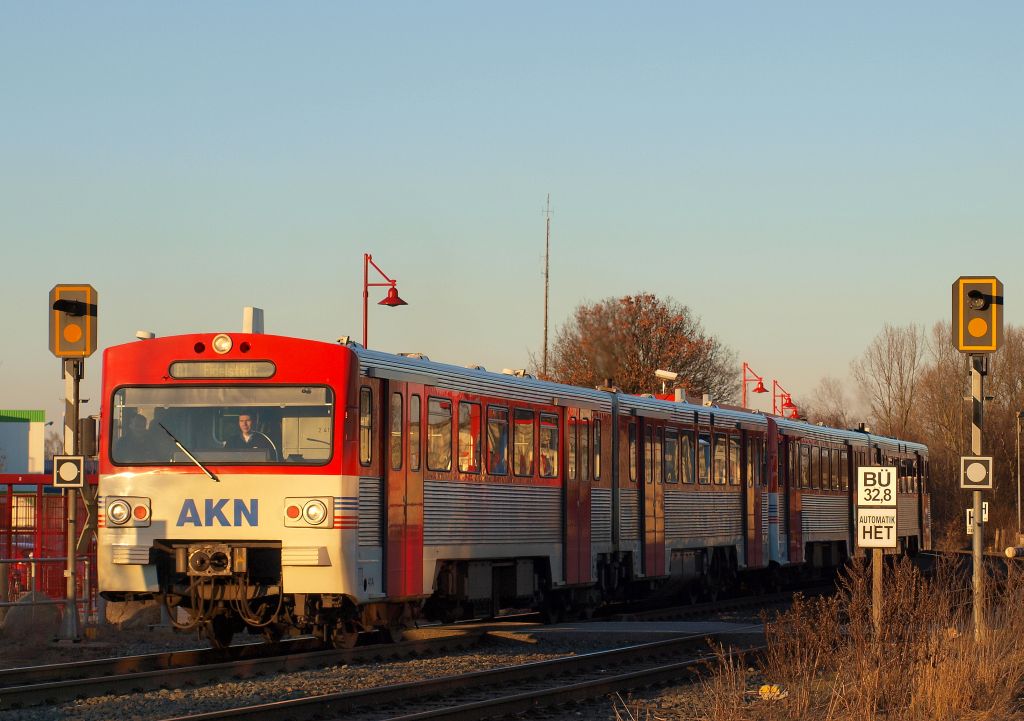 Mit dem Ziel Hamburg-Eidelstedt verlieen am 28.1. 2 AKN VT 2E's den Bahnhof Kaltenkirchen Sd.