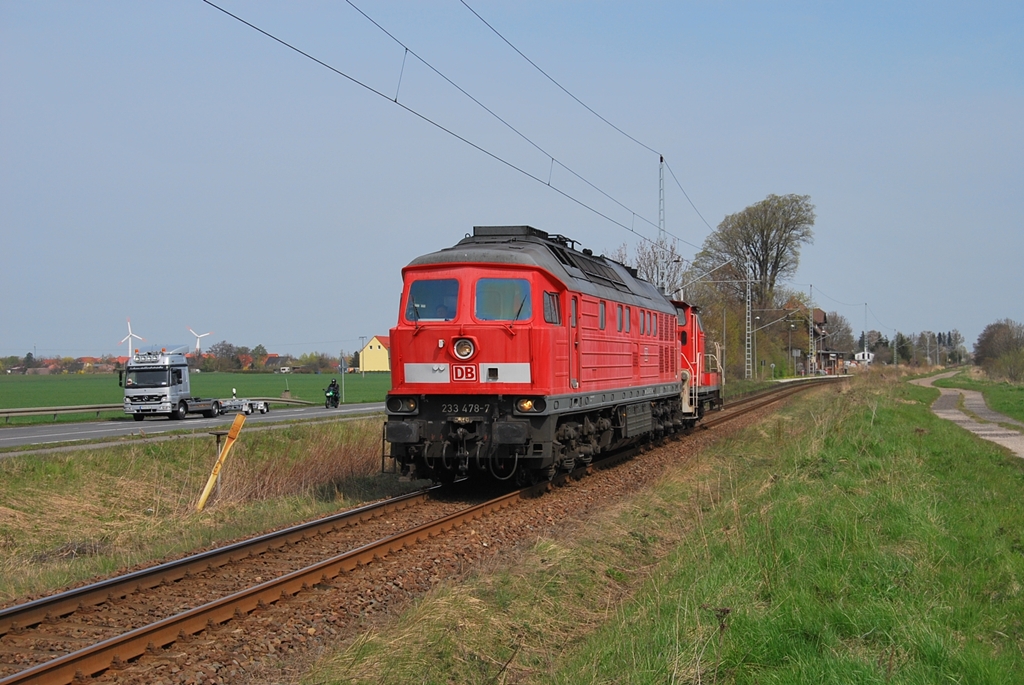 Mit einem  Dreibein  im Schlepp rollt die 233 478 am 26.04.2011 durch Mnchhagen in Richtung Rostock-Seehafen.