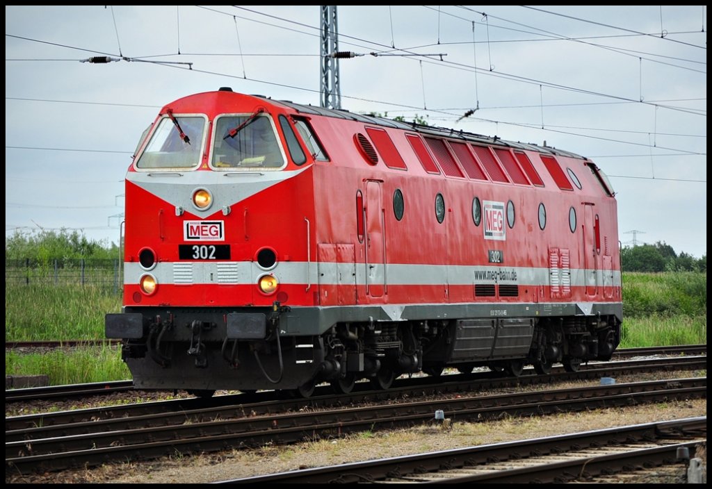 Mit einem Funkmesswagen befand sich die MEG 302(229 173) am 26.06.2012 auf GSMR-Messfahrten rund um Rostock.Beim umlaufen in Rostock-Seehafen wurde die Lok bei miserabelen Lichtverhltniss geknipst.