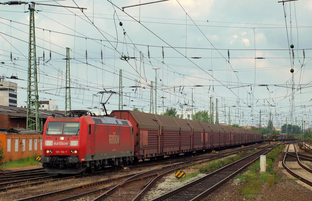 Mit einem Gterzug durchfuhr 185 156-7 den Bremer Hbf am 12.6