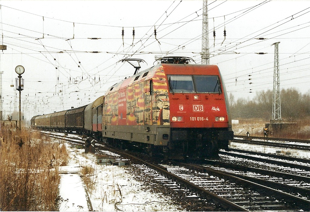 Mit einem Gterzug nach Maschen verlsst die 101 016 am 24.02.2005 Rostock-Seehafen.Hinweis:Eingescanntes Bild.