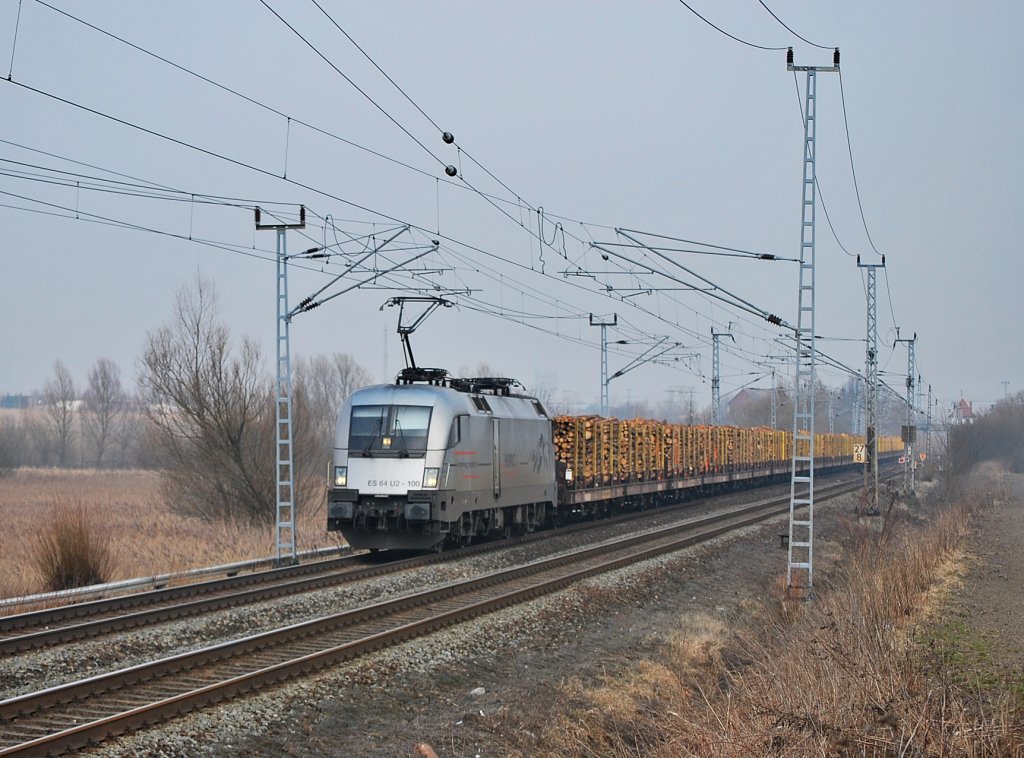 Mit einem Holzzug aus Rostock-Bramow rollt am 27.02.2011 der Hupac-Taurus ES64 U2-100 durch Sildemow.