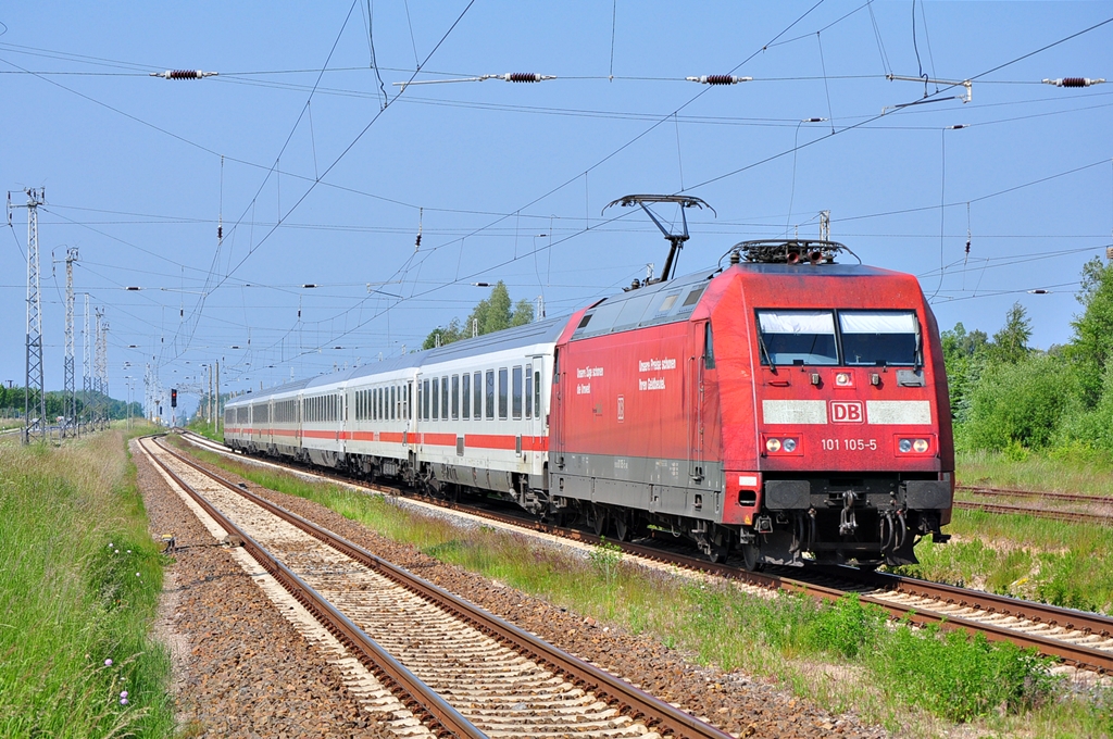 Mit einem IC nach Hamburg saust die 101 105 am 11.06.2013 ihrem nchsten Halt Rostock hbf entgegen.