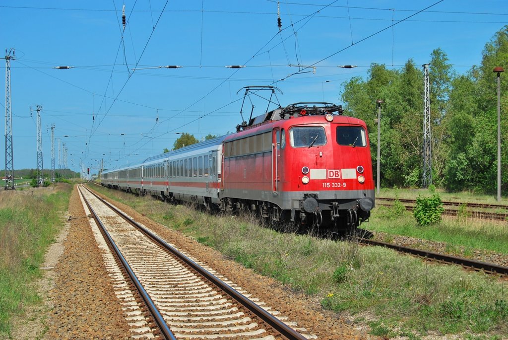 MIt einem IC rauscht am 10.05.2009 die 115 332 durch Bentwisch in Richtung Rostock Hbf.