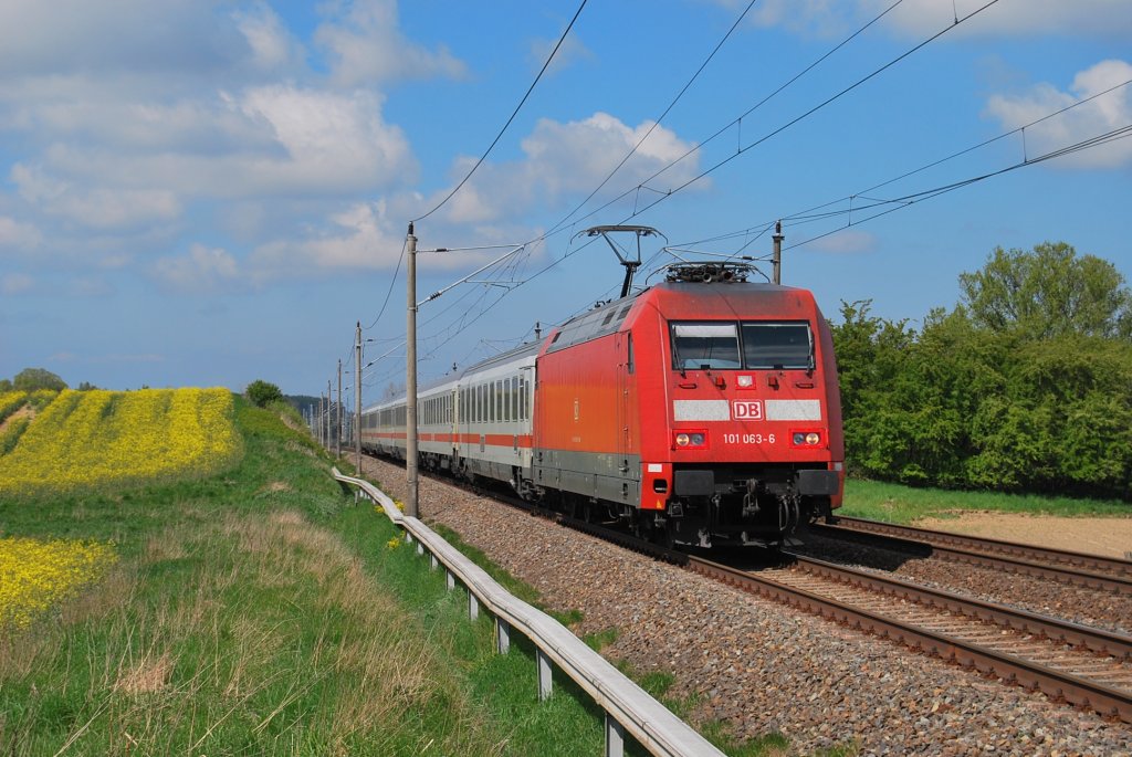 Mit einem IC saust die 101 063 am 04.05.2011 durch Benitz in Richtung Schwerin/Hamburg.