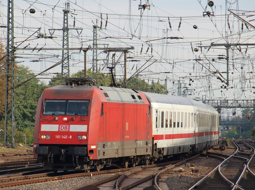 Mit einem Intercity furh 101 142-8 in den Dortmunder Hbf am 23.10