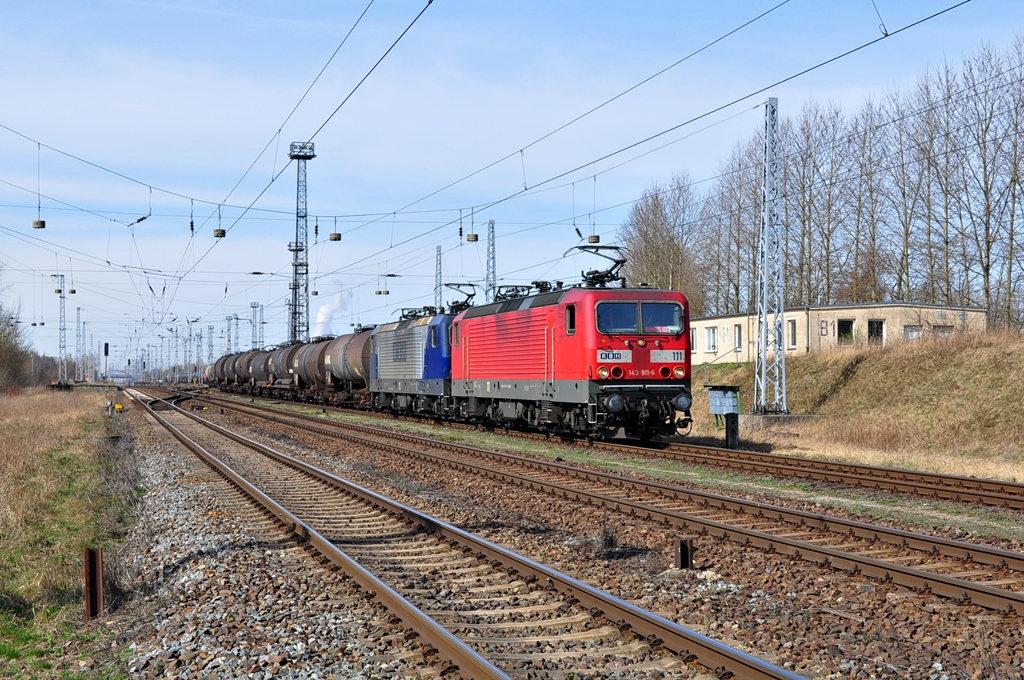 Mit einem Kesselzug nach Stendell verlassen die 143 911 und 143 068 am 26.03.2012 Rostock-Seehafen Sd.