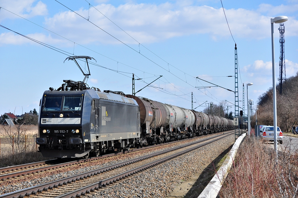 Mit einem Kesselzug rollt die 185 552 am 07.04.2013 durch Dresden-Stetzsch in Richtung Coswig.