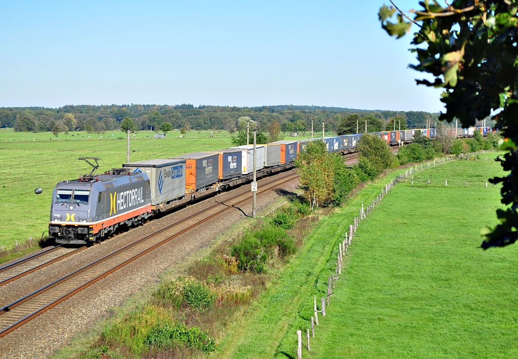 Mit einem KLV-zug rauscht 241.007  Bond  am 15.10.2011 durch Ramelsloh in Richtung Sden.