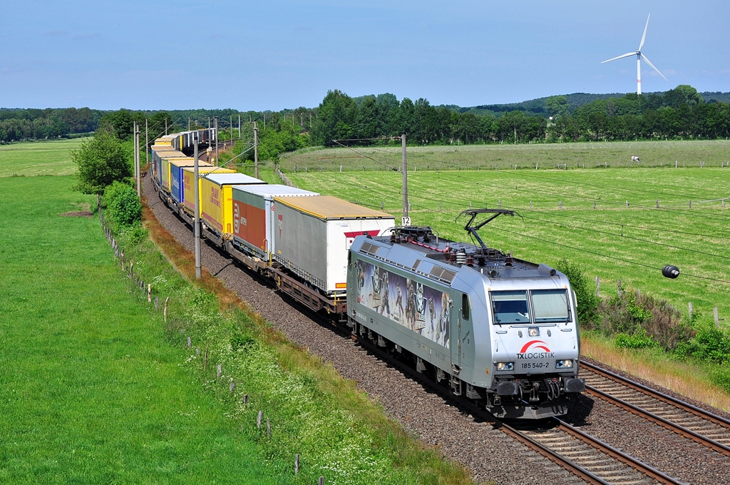 Mit einem KLV-Zug rollt die 185 540 am 17.06.2013 durch Ramelsloh in Richtung Sden.