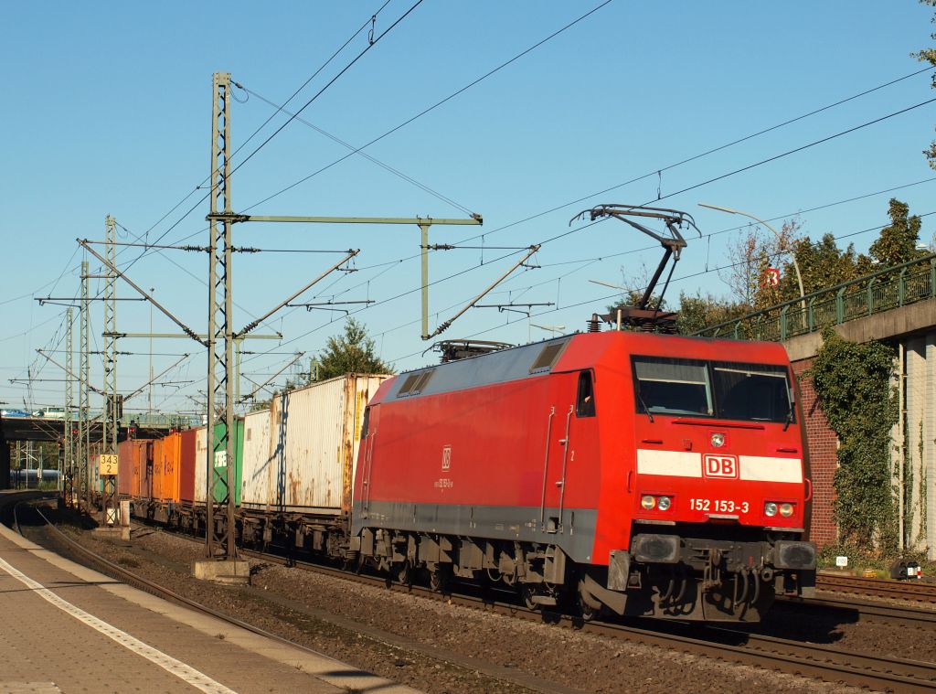 Mit einem langen Containerzug durchfuhr 152 153-3 den Bahnhof von Hamburg-Harburg und wird in Krze den Rangierbahnhof Maschen erreichen.