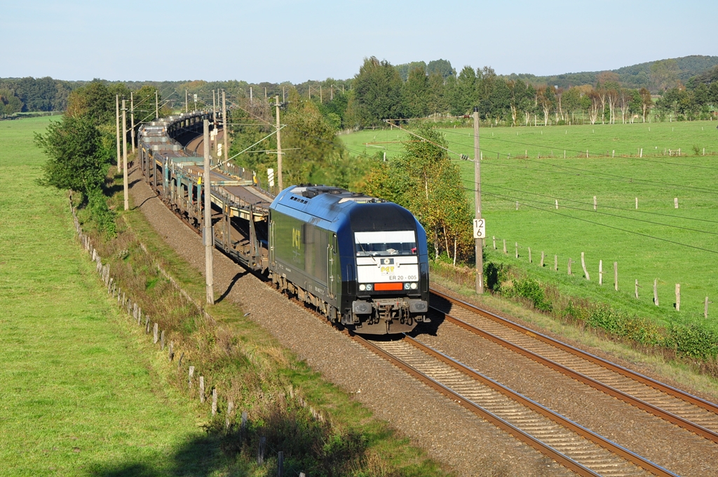 Mit einem leeren Autozug rollt der Hercules ER 20-005 am Abend des 15.10.2011 durch Ramelsloh in RichtunG Sden.