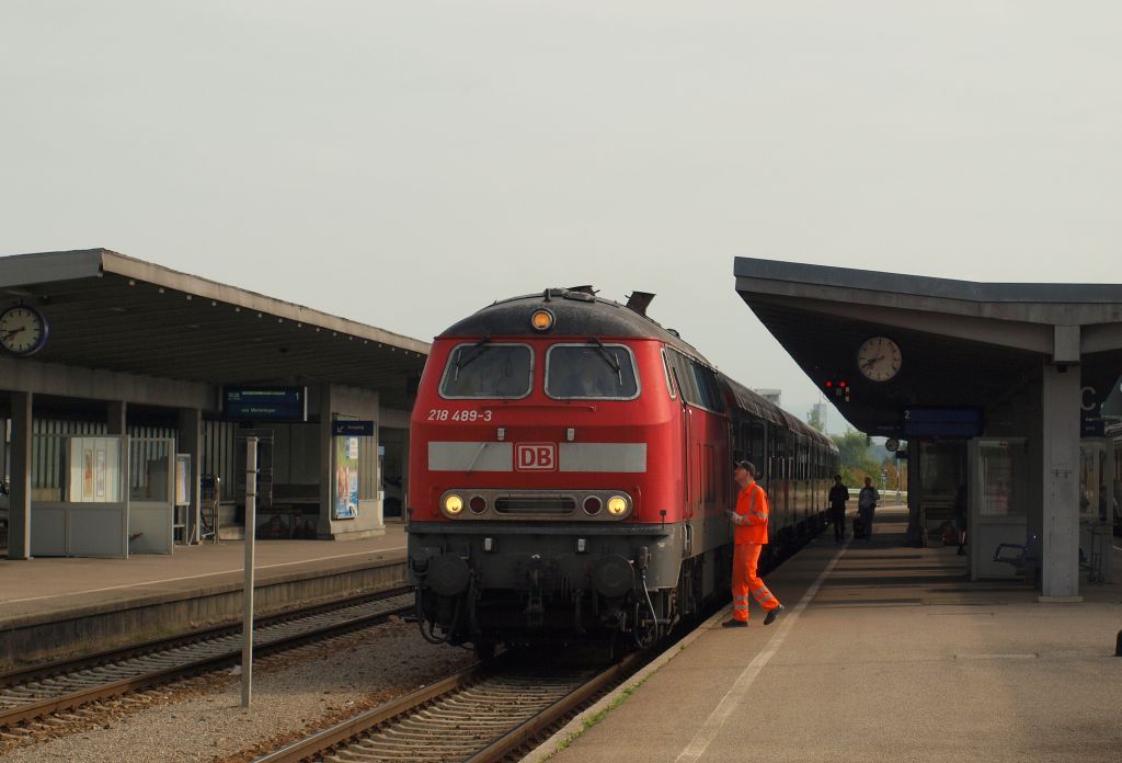 Mit einem Leerzug stand 218 489-3 im Kemptener Bahnhof und wartete auf neue Aufgaben.