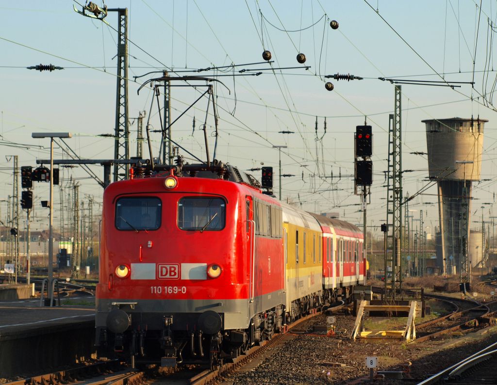 Mit einem Messzug kam 110 169-0 aus der Abstellanlage gefahren. Hamburg-Altona 15.4.