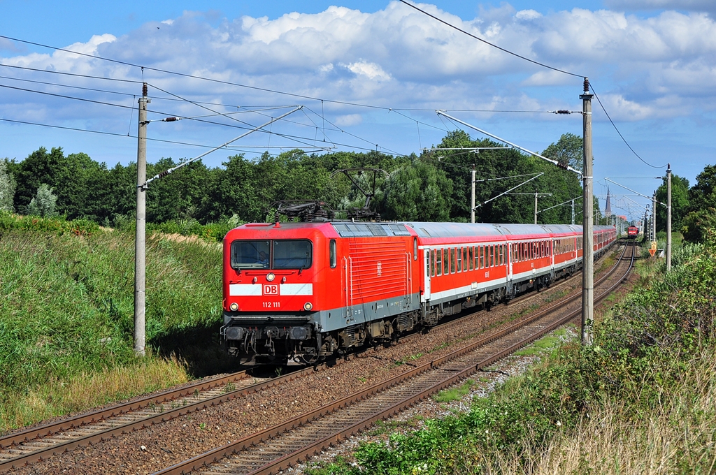 Mit einem Sonderzug nach Berlin ist am 26.08.2012 die Rostocker 112 111 unterwegs.In Sildemow wurde sie geknipst.