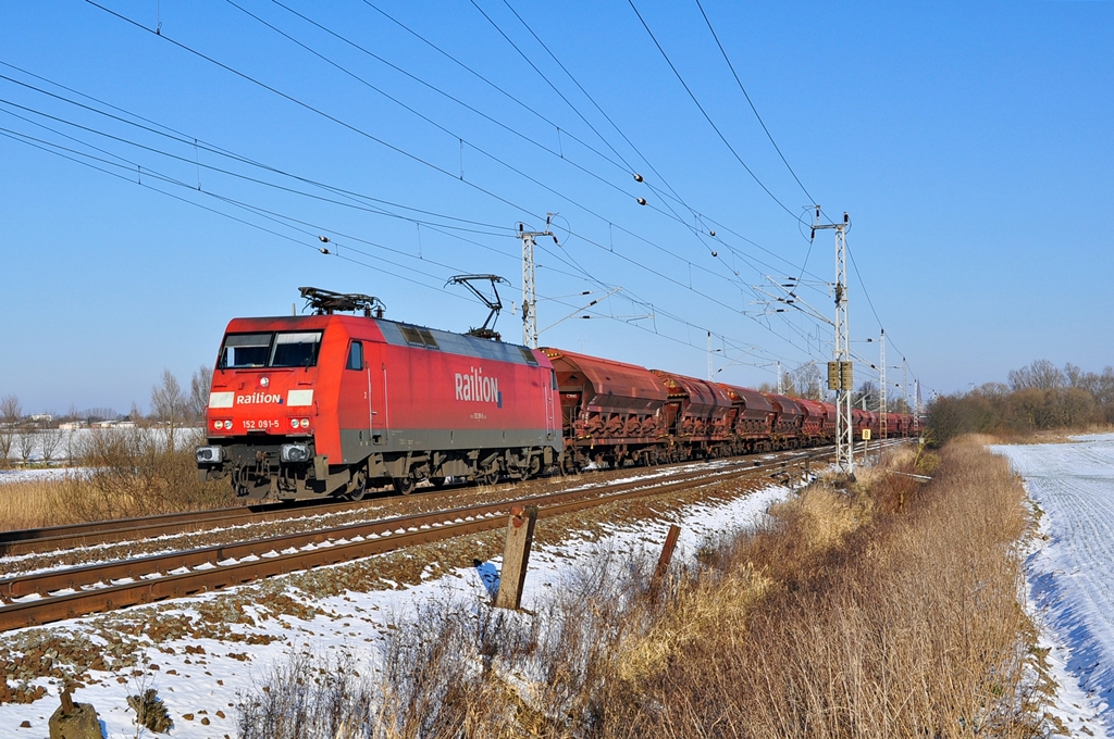 Mit einem vollen Dngerzug aus rollt die 152 091 am 31.01.2012 durch Dalwitzhof in Richtung Schwerin.Die Reise begann im Yara-Werk Poppendorf bei Rostock.