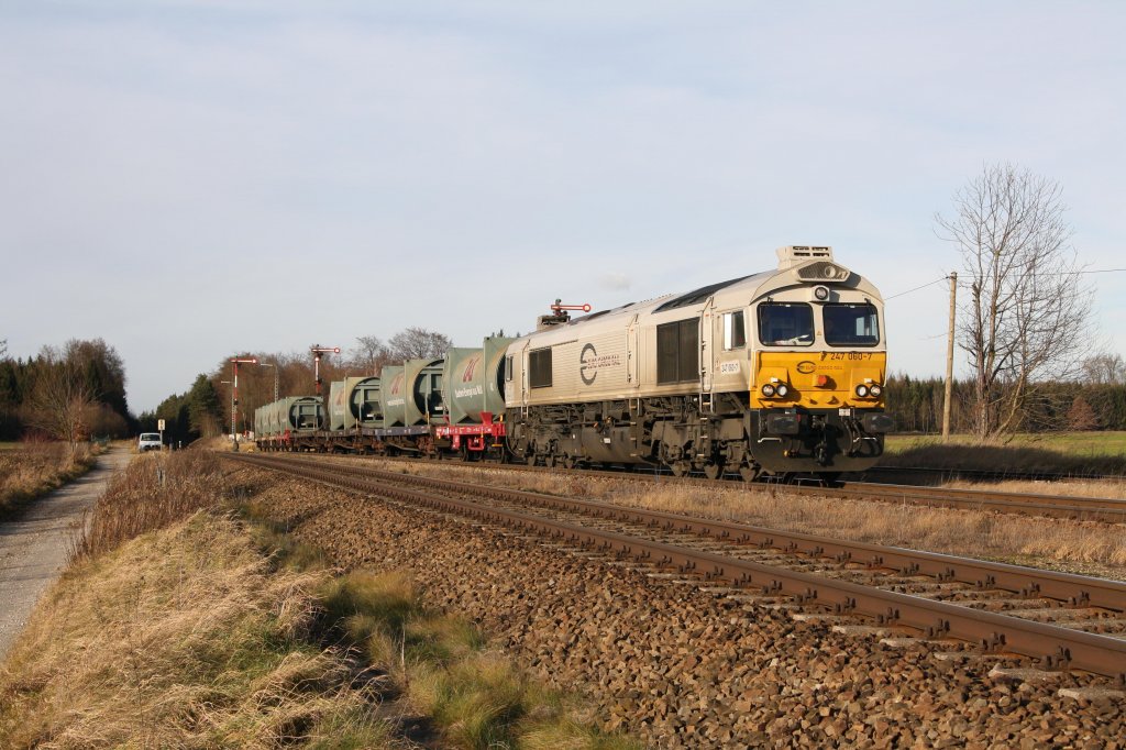 Mit einem weiteren Mllzug durchfhrt 247 060-7 am 08.12.11 den Bahnhof Tling.