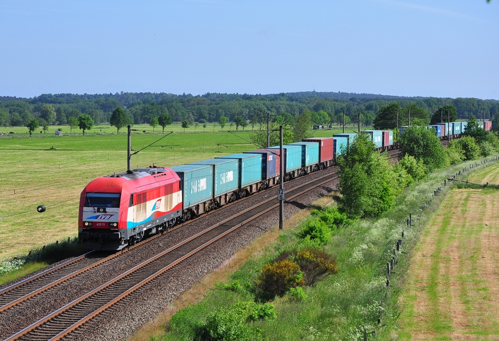 Mit einem Zug voller  Bunter Bchsen  rollt der Eurorunner 420 13 der EVB am 26.05.2012 durch Ramelsloh.