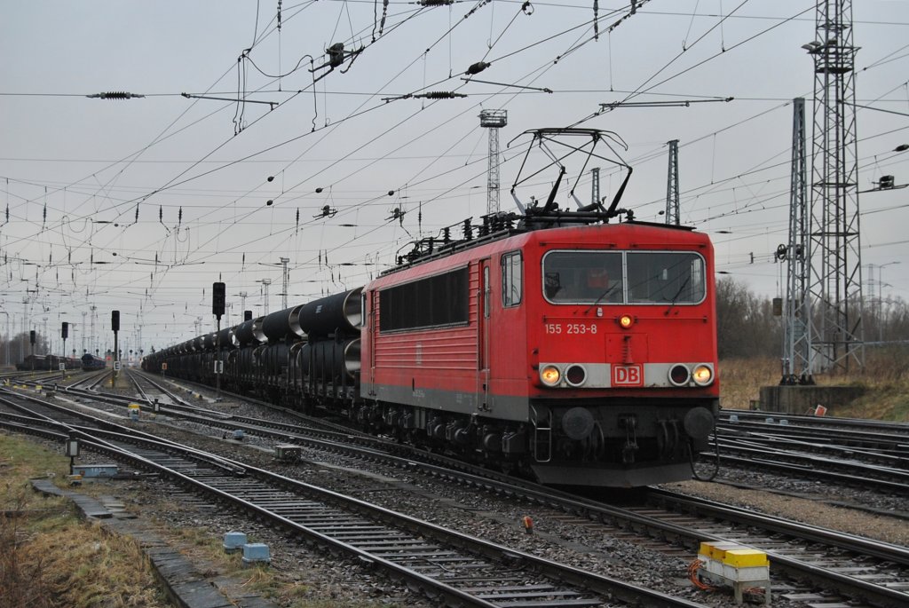 Mit einen Rhrenzug nach Mukranverlsst die 155 253 am 19.01.2011 den Seehafen Rostock.