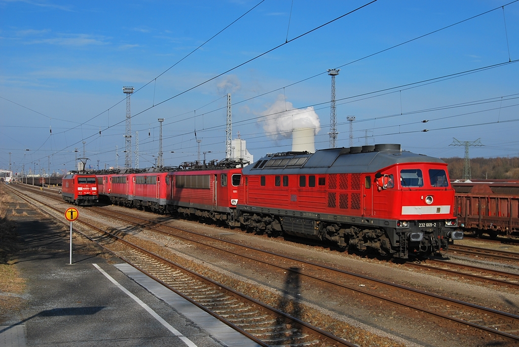 Mit etlichen z-gestellten Loks im Schlepp wartet die 232 669 am 23.02.2011 in Rostock-Seehafen auf die nchste Rangierfahrt.Links im Bild kommt die 152 103 angezuckelt die an diesem Tag den TEC 42153 (Rostock Seehafen-Verona Qudrante Europa)bespannt.