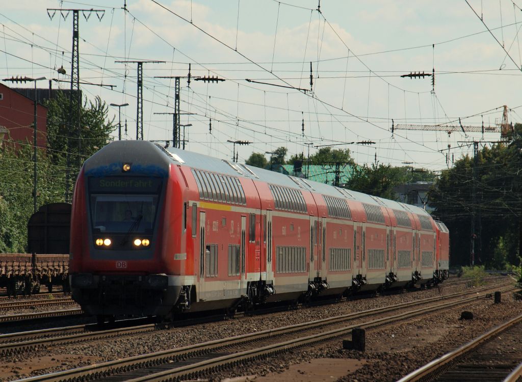 Mit Fernlicht grte der Triebfahrzeugfhrer die zahlreichen Fotografen in Kln West am 15.7.11.